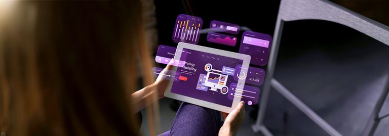 Pessoa usando um tablet com interface digital futurista e hologramas de dados e gráficos relacionados a sistemas ERP