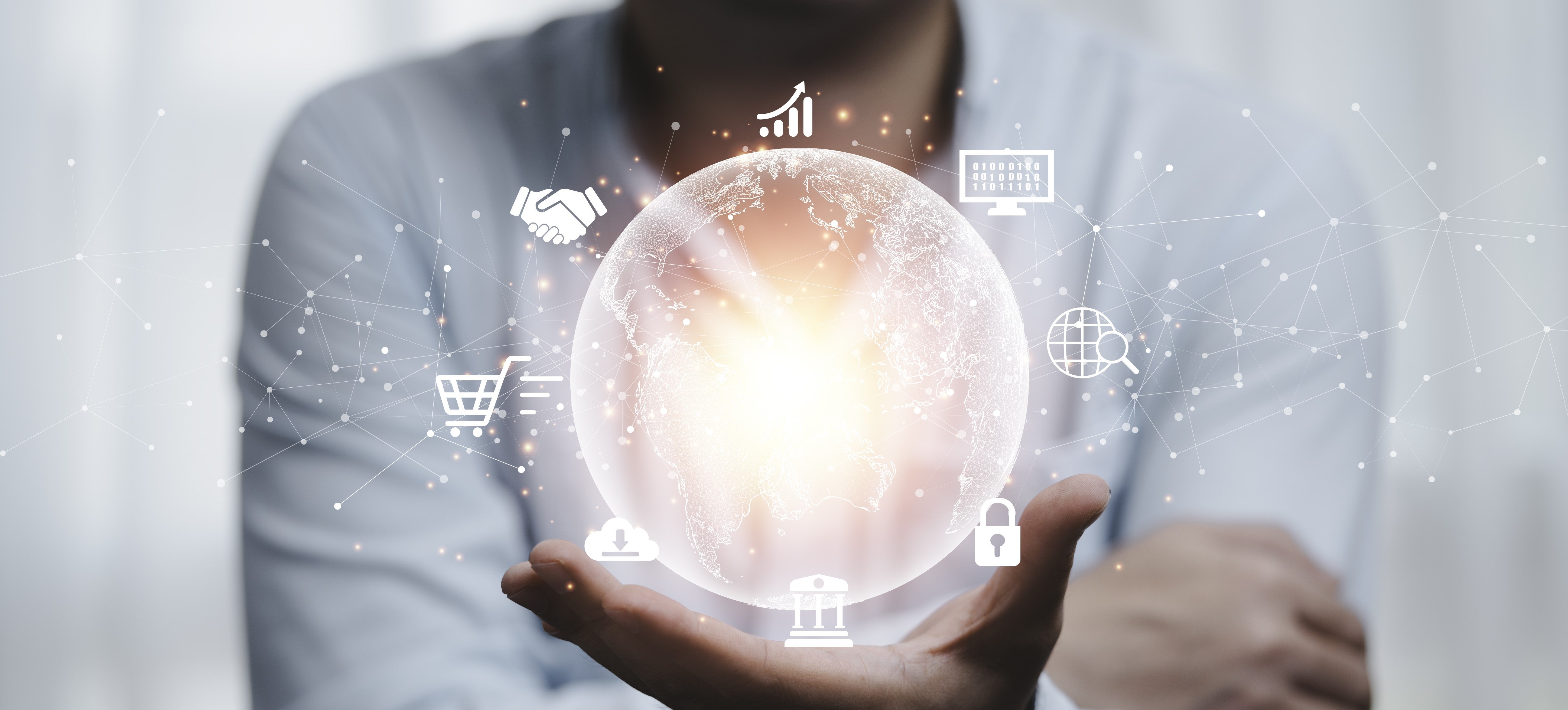 Imagem de uma pessoa segurando um globo virtual translúcido, iluminado com um brilho intenso no centro.