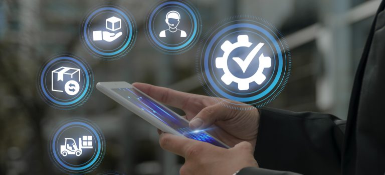 Pessoa usando um tablet, com ícones digitais flutuando ao redor representando conceitos como automação, verificação, atendimento ao cliente, logística e controle de estoque