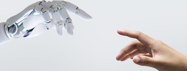 Uma mão mecanica quase tocando uma mão humana